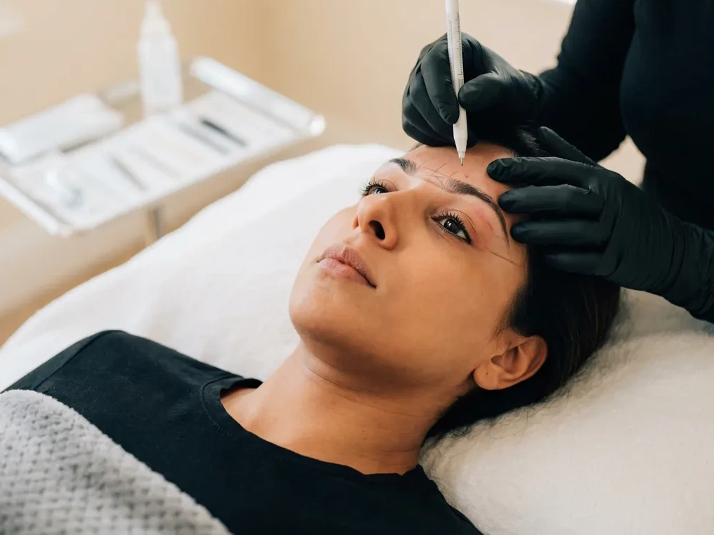 Brow mapping measured by a gloved hand before any pigment is placed