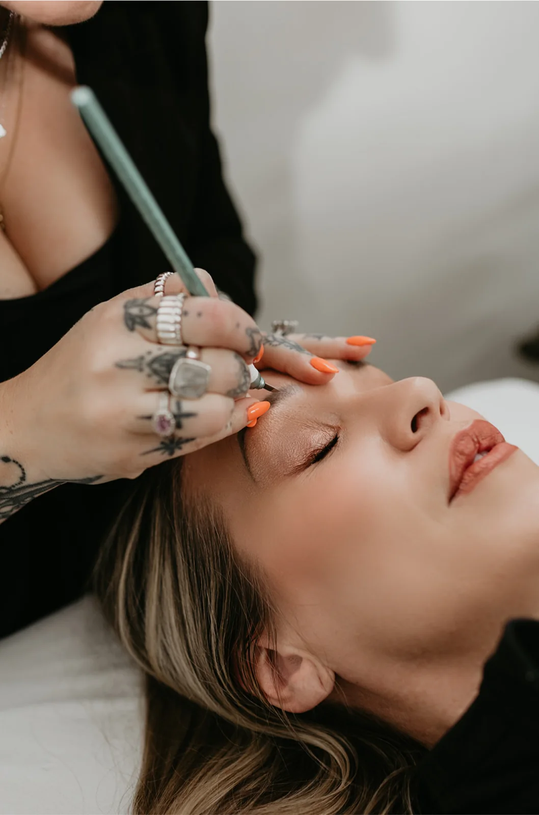 Cher drawing the brow shape with a mapping pencil